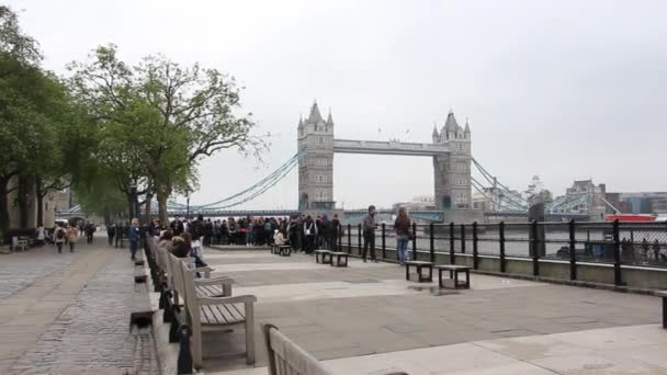 Londonbrücke und londonturm — Stockvideo