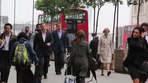 Menschen auf den Straßen Londons — Stockvideo
