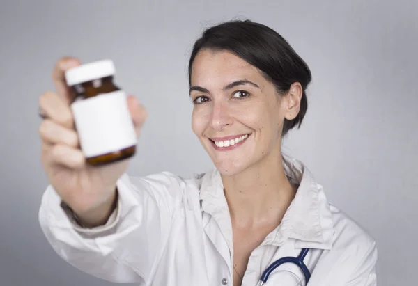 Mosolygó tart tabletta női orvos — Stock Fotó