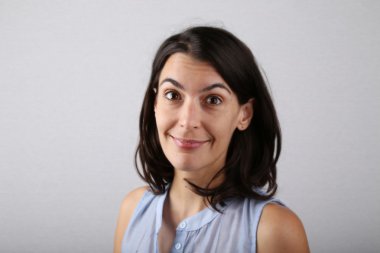 kameraya gülümseyen akıllı görünümlü kadın