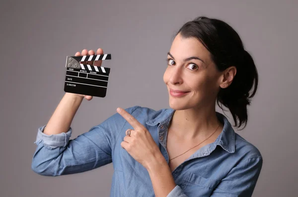 Donna in possesso di un film applauso — Foto Stock