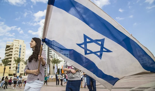 Grupy młodzieży izraelskiej z izraelskiej flagi — Zdjęcie stockowe