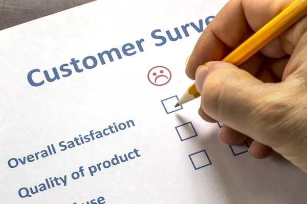 Man completing a customer survey — Stock Photo, Image