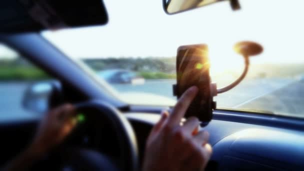 Met behulp van de telefoon tijdens het rijden — Stockvideo
