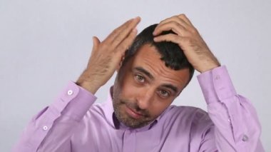 Sabit bir tarihi için onun saç getting adam