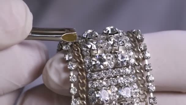 Joalheiro Mãos Inlay pulseira de diamante — Vídeo de Stock