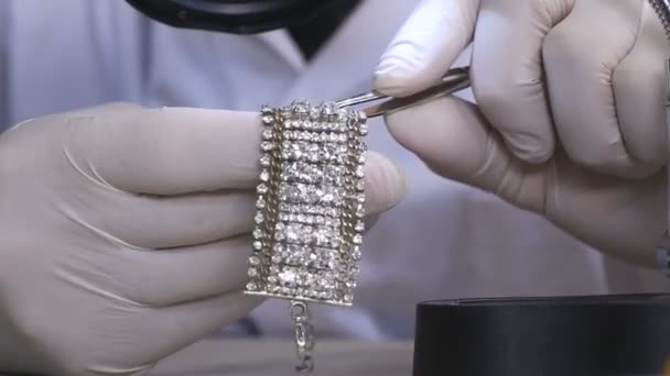 Fechar em pulseira de diamante — Vídeo de Stock