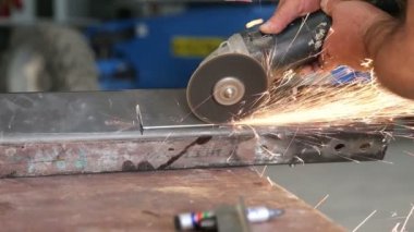 Metal kesme makinesi kullanarak fabrika işçisi