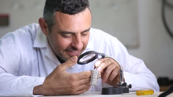 Joalheiro em seu estúdio — Vídeo de Stock