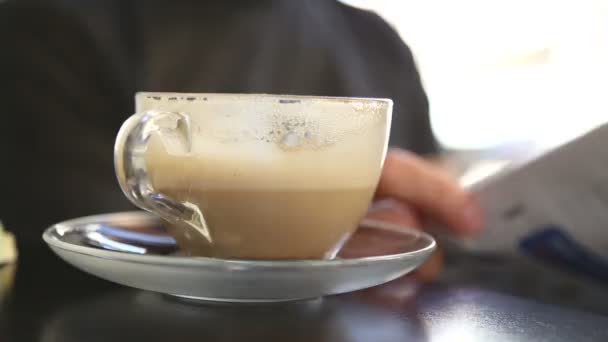 Plukken van een kopje koffie — Stockvideo