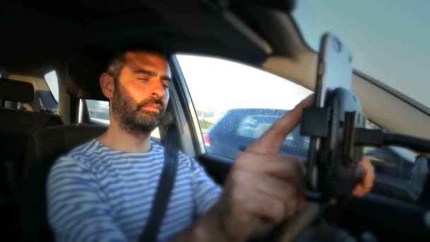 Met behulp van de telefoon tijdens het rijden — Stockvideo