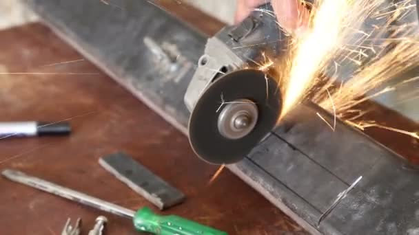 Заводской рабочий использует шлифовальный станок для резки металла — стоковое видео