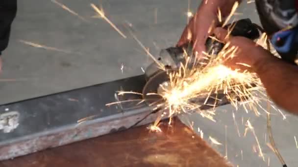 Trabajador de fábrica usando amoladora para cortar metal — Vídeos de Stock