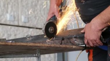 Metal kesme makinesi kullanarak fabrika işçisi