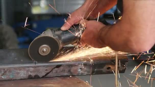 Trabajador de fábrica usando amoladora para cortar metal — Vídeos de Stock