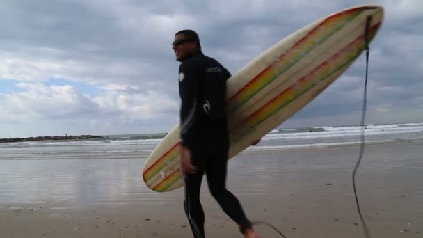 Surfař na pláži vstoupit do vody — Stock video