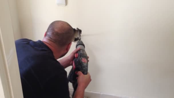 Perforación de un agujero en una pared — Vídeo de stock