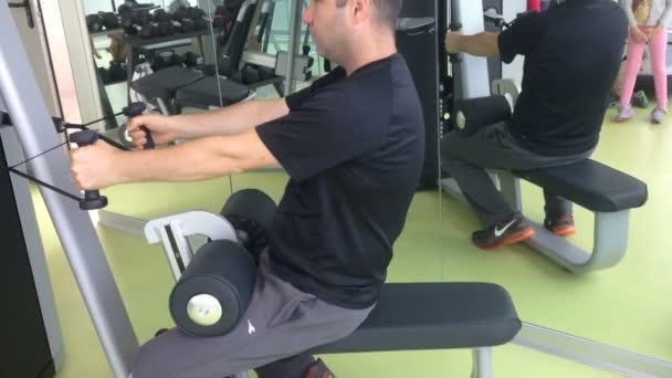 Άνθρωπος προπόνηση στο γυμναστήριο το — Αρχείο Βίντεο