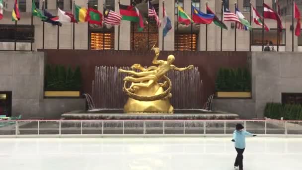 Patinaje sobre hielo al revés en el Rockefeller Center — Vídeos de Stock