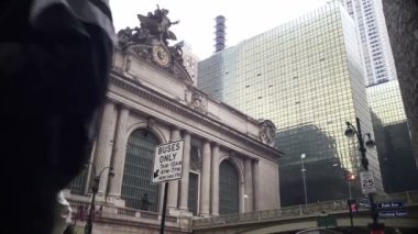 İnsanlar New York Grand Central Terminali geçer