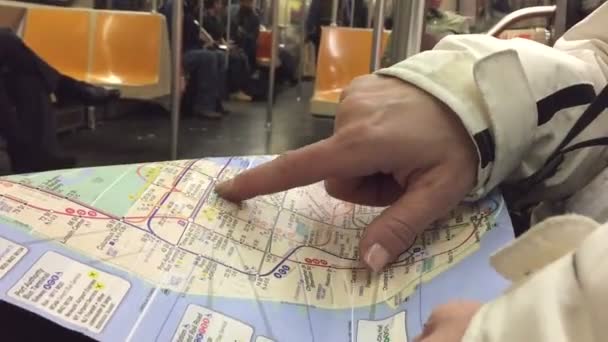 Usando mapa en el metro de Nueva York — Vídeo de stock