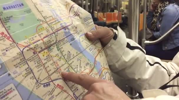 Usando mapa no metrô em Nova York — Vídeo de Stock