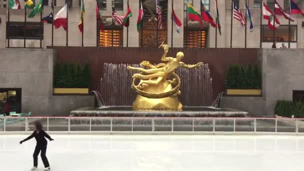Vrouw Ice Skating achteruit in New York — Stockvideo