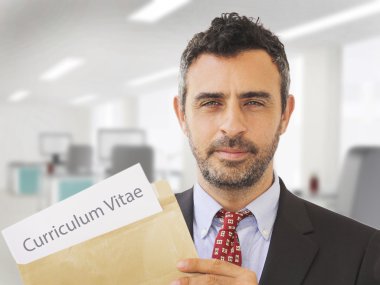 Adamın Cv tutan bir ofis içinde