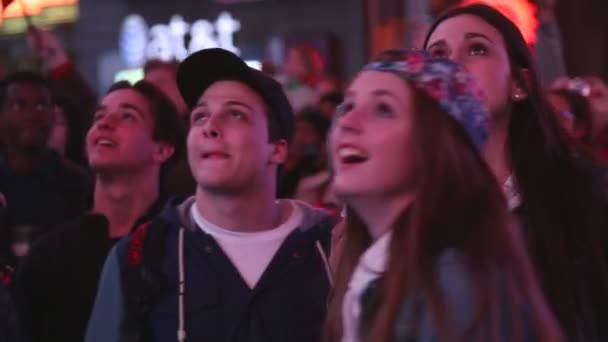 Usmívající se dav na náměstí Times Square v New Yorku — Stock video