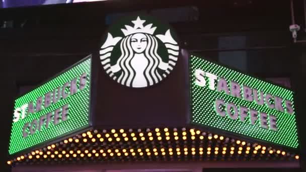 Знак flshing Starbucks кави в Нью-Йорку — стокове відео
