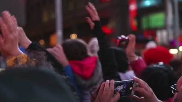 Ανεμιστήρες με τα κινητά τηλέφωνα, λήψη φωτογραφιών, στη Νέα Υόρκη — Αρχείο Βίντεο