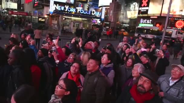 Touristen in New York besuchen den Times Square — Stockvideo