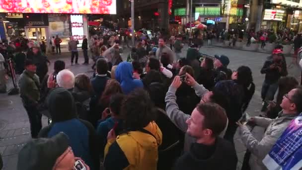 Bezoekers van de Times Square in New York — Stockvideo