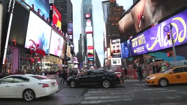 Times square lights door nacht in New York — Stockvideo