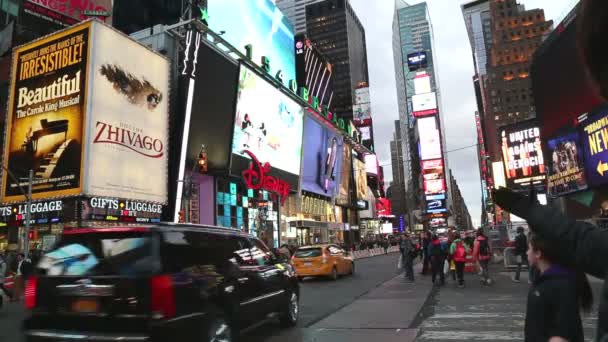 Шумная и шумная Таймс-сквер в Нью-Йорке — стоковое видео