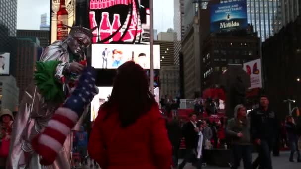 Turistas en Times Square de noche en Nueva York — Vídeos de Stock