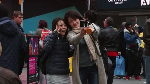 Ασιατικές τουρίστες πέρνουν selfi στην Times Square της Νέας Υόρκης — Αρχείο Βίντεο