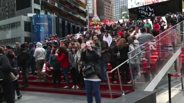 Menschen auf der Treppe des Times Square in New York — Stockvideo