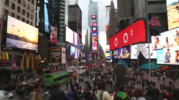 Människor sjunga på trappan till Times Square i New York — Stockvideo