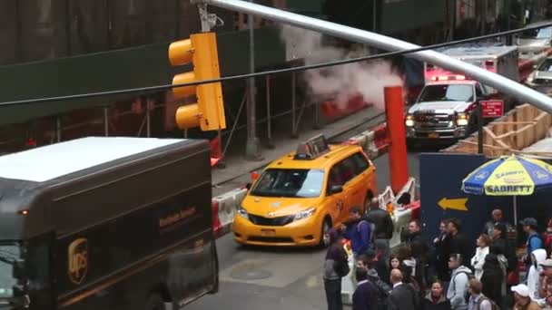 Ambulance stuck in traffic jam in New York — Stock Video