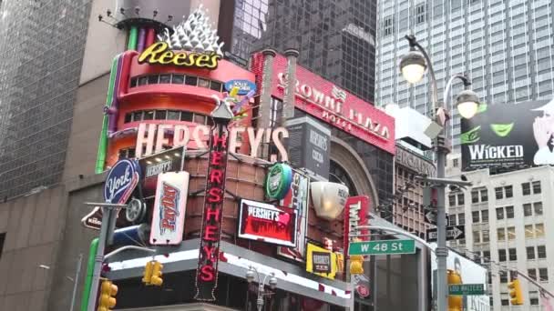 Gatuskyltar nära Times Square i New York — Stockvideo