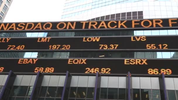 在纽约时报广场上的股票报价 — 图库视频影像