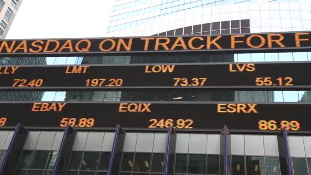 Bestånden citat på Times Square i New York — Stockvideo