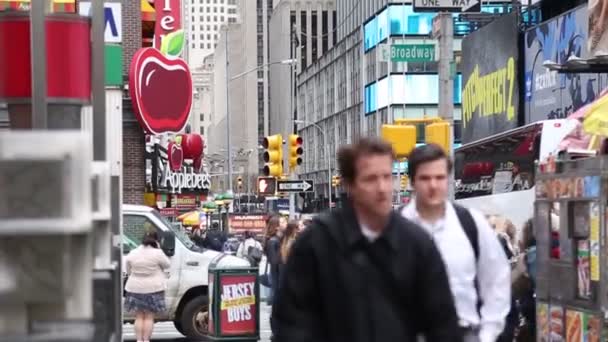 Menschen eilen zur Arbeit in New York City — Stockvideo