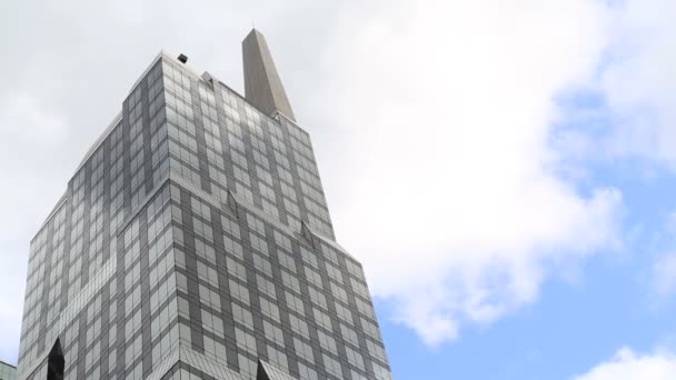 Mraky a skyscrapper — Stock video