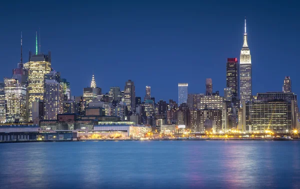 Vista panorámica del centro de Manhattan por la noche —  Fotos de Stock