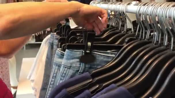 Comprar ropa en un centro comercial de moda — Vídeo de stock
