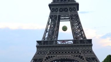 Eyfel Kulesi eğimli