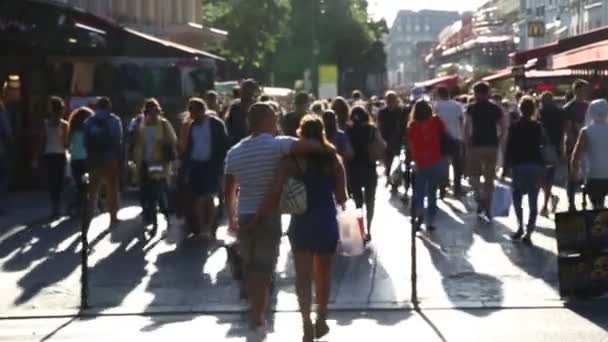 Menschenmenge auf der Straße in Paris — Stockvideo