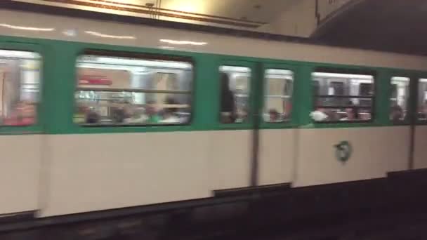 Tren hareket Paris metro istasyonu — Stok video